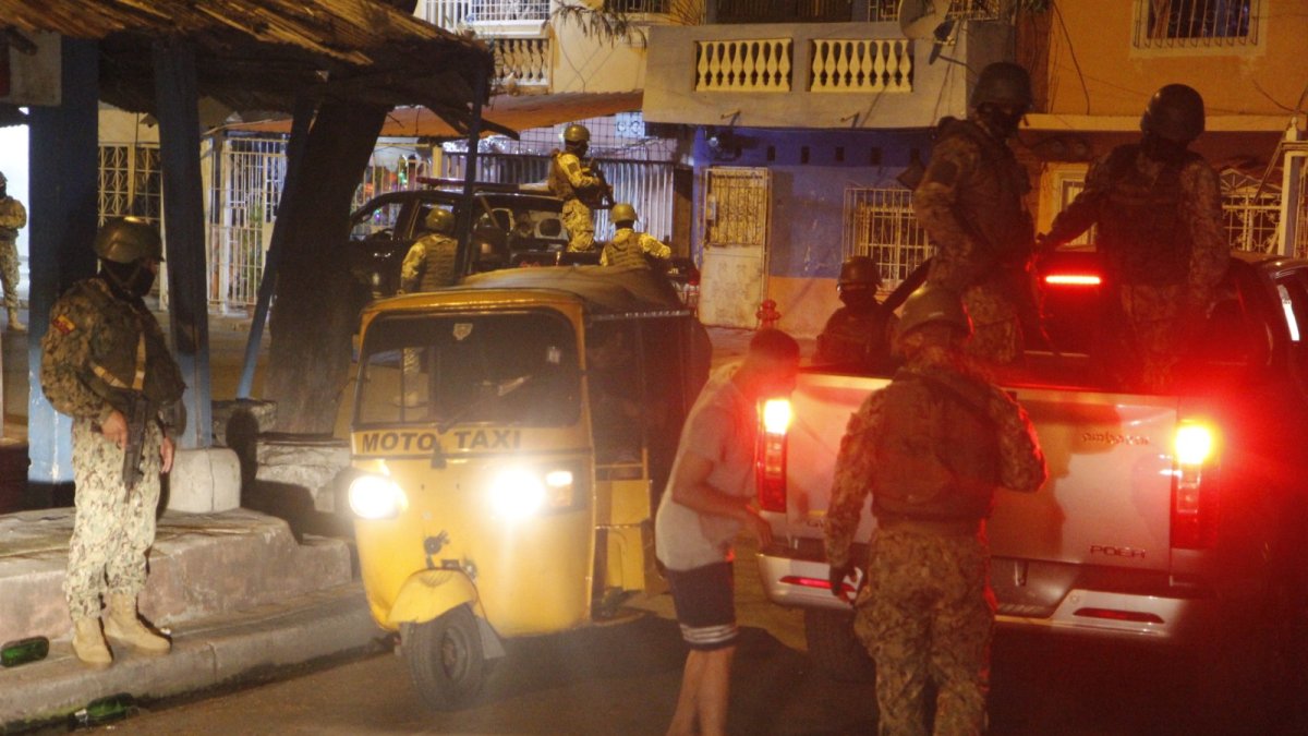 Se detalla la semaforización y las excepciones en el horario de restricción de tránsito.