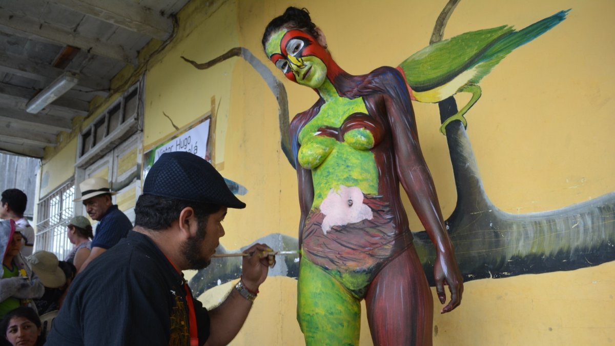 Los artistas para plasma el arte en la piel investigan en las comunidades sobre detalles de la naturaleza.