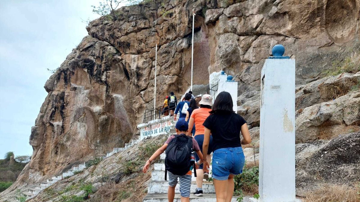 El primer punto al que acceden los expedicionarios es el santuario de la Virgen de la Roca, que está en lo alto del cerro.