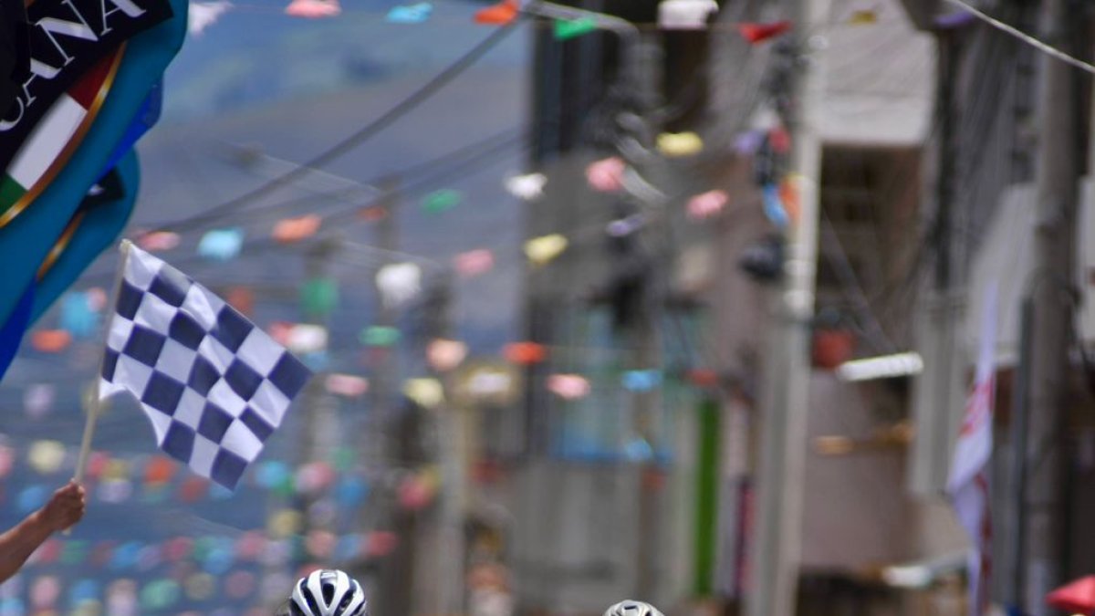 Camila Salgado (Derecha) peleando por el Campeonato Nacional de ciclismo de Ruta