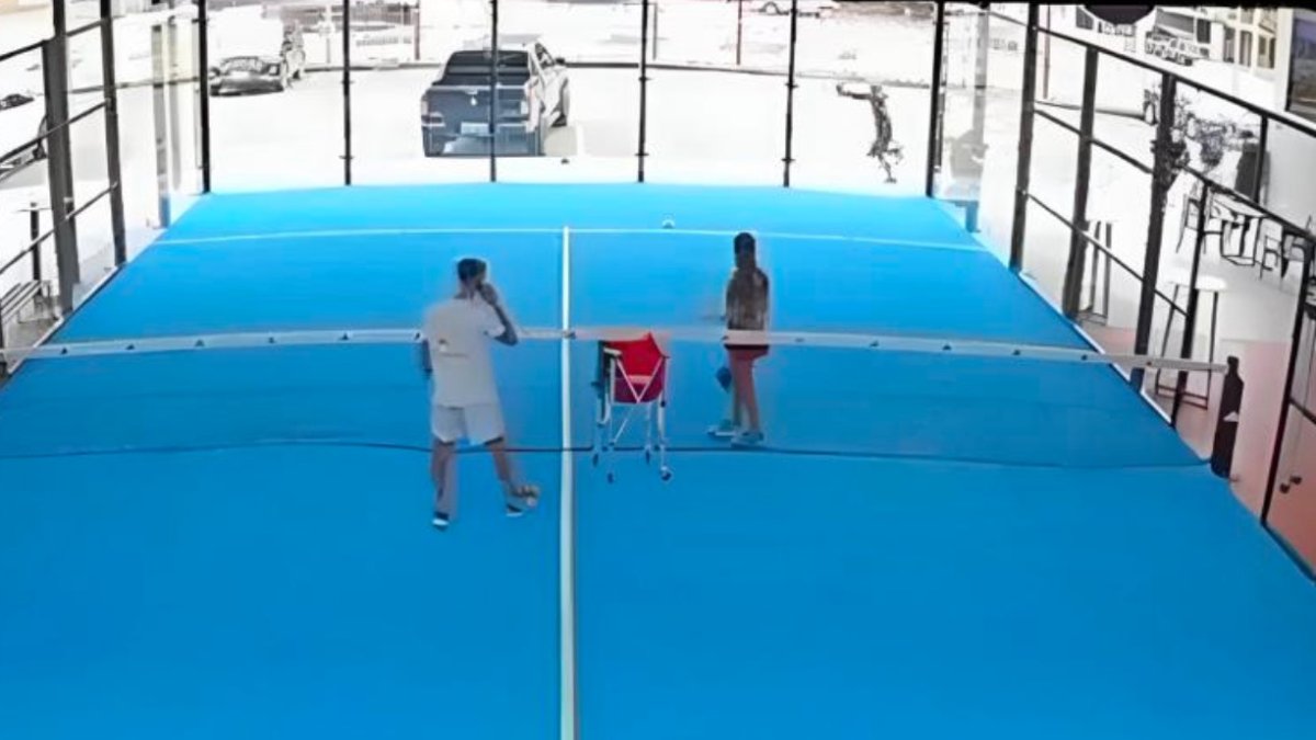 Captura de video. Cámaras de vigilancia captaron el momento en el que sujetos armados llegan a una plaza de Manta.