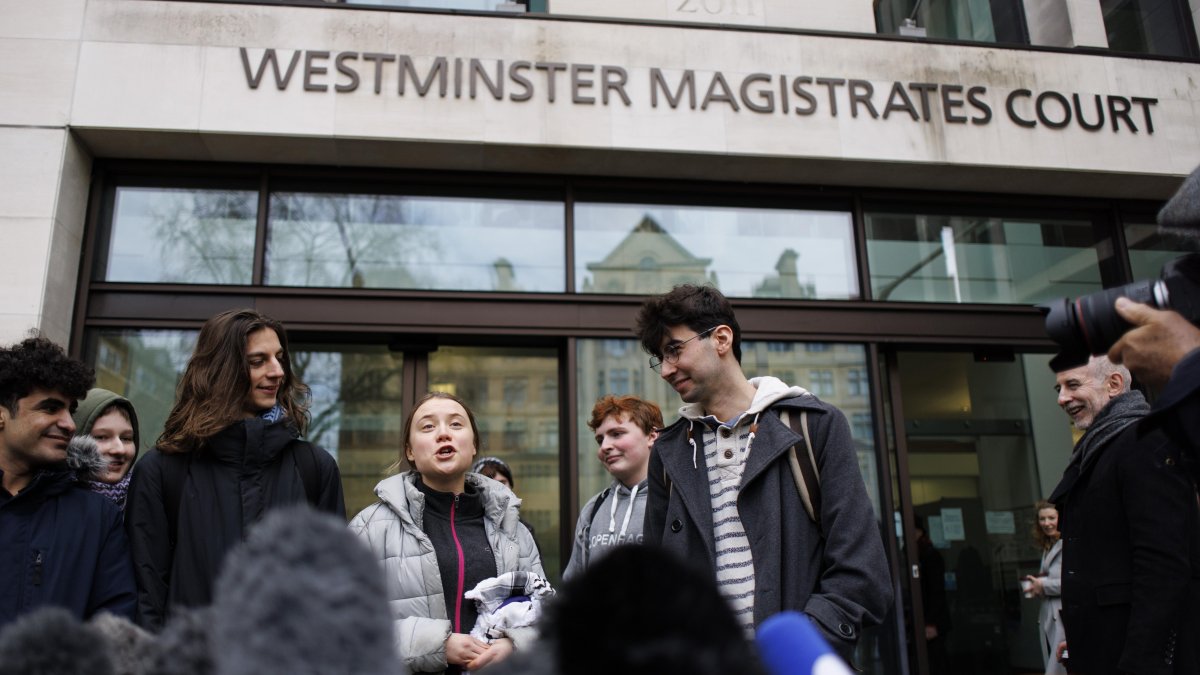 Greta Thunberg habla a los medios de comunicación.