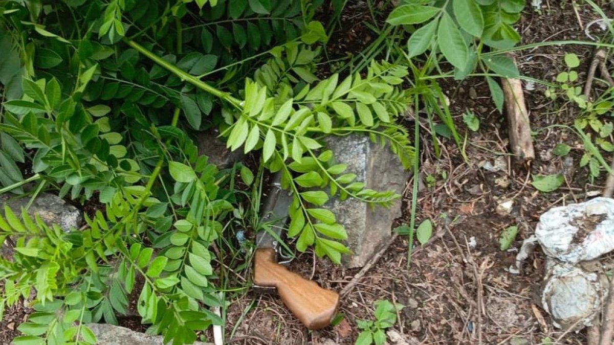 Acto. Por el apuro, los sujetos botaron el arma en la carretera.