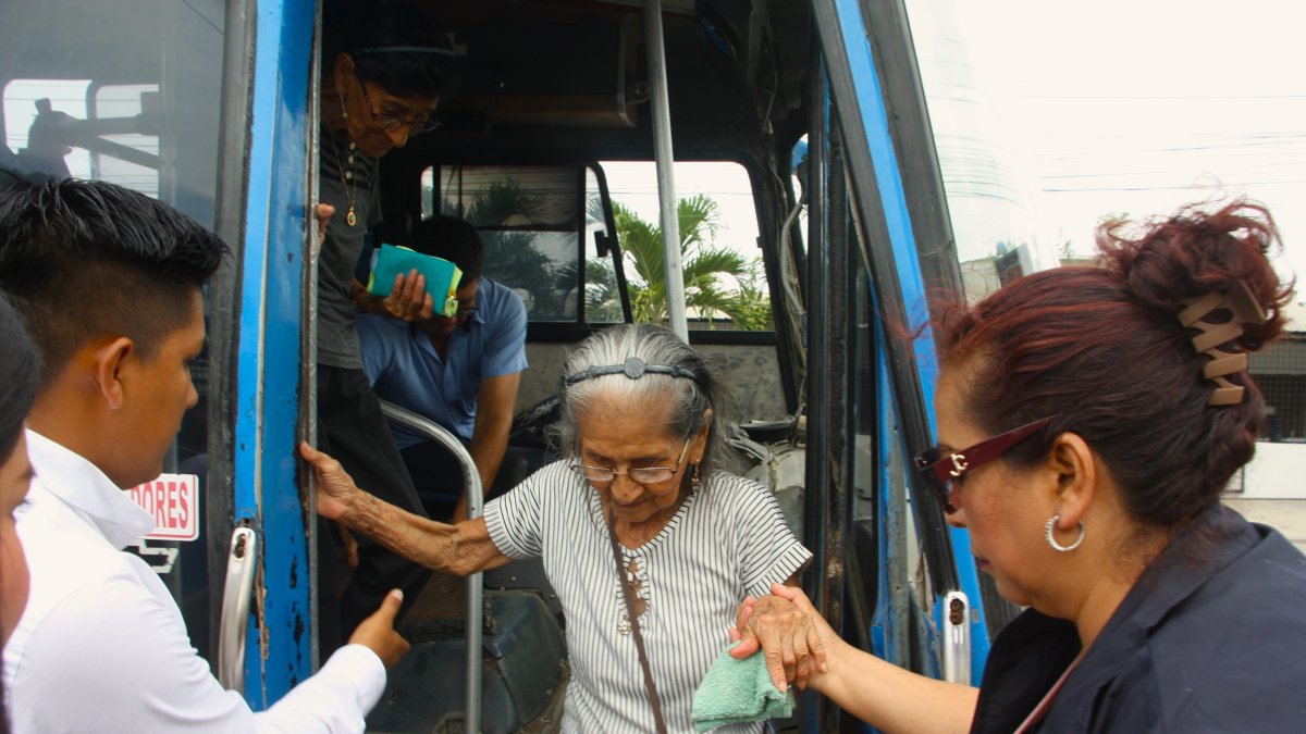 Medida. Los adultos mayores pagarán la mitad del pasaje de bus de lunes a sábado. Los domingos, gratis.