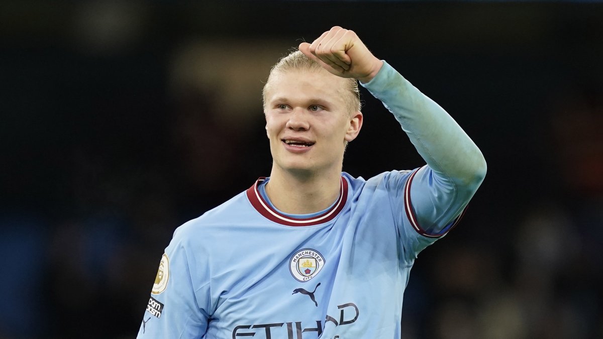 Erling Haaland del Manchester City celebra con el pitido final durante un partido de fútbol de la Premier League.