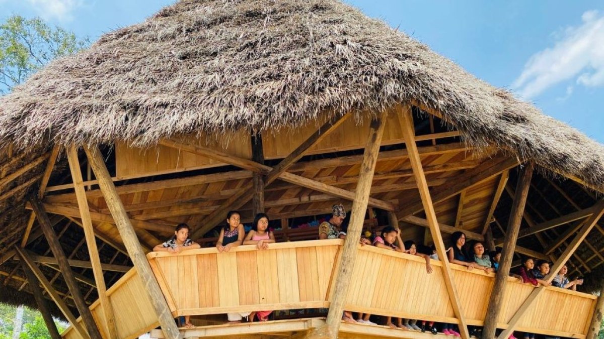 Construida con madera de densidad y un diseño geométrico de triángulos perimetrales. La cubierta posee tejido vegetal.