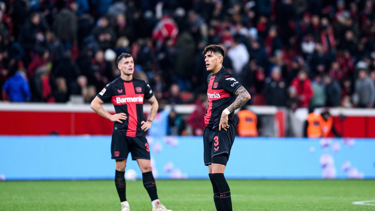 Piero Hincapié (d) jugará de titular con Bayer Leverkusen