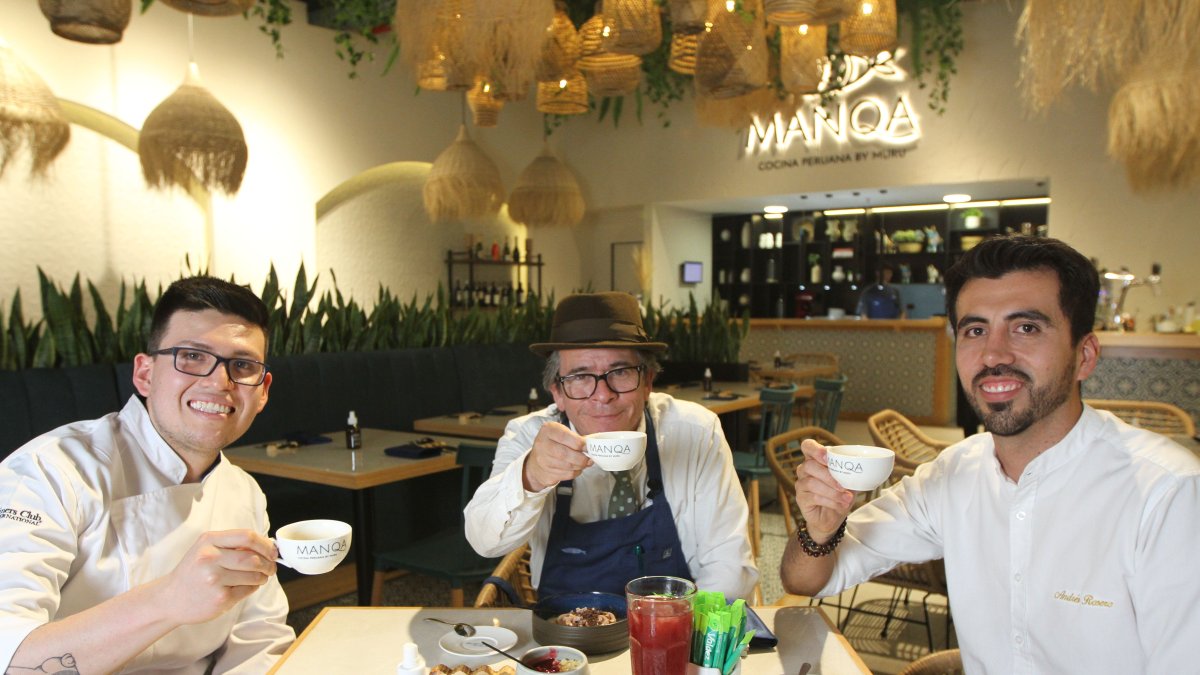 Manqa es un lugar elegante con una iluminación cálida. Tiene un elemento verde naturaleza fuerte