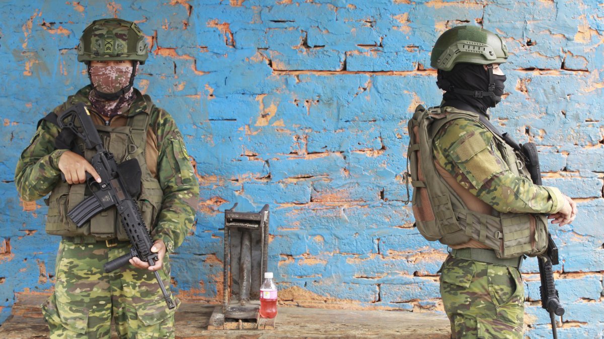 Soldados del ejército ecuatoriano vigilan cerca al Centro de Privación de Libertad Zonal No. 8 en Guayaquil (Ecuador). Foto de archivo.