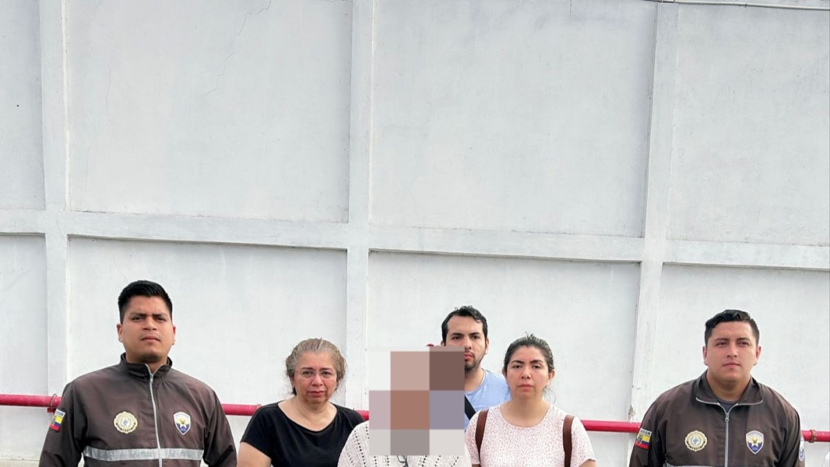 Agentes de la Unidad de Desaparecidos y familiares en compañía de la docente Sara Rivadeneira