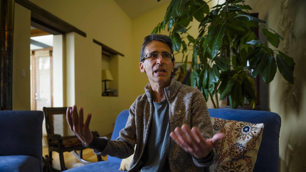 El escritor Adolfo Macías nació en 1960. Estudió Filosofía en la PUCE y es psicoterapeuta.