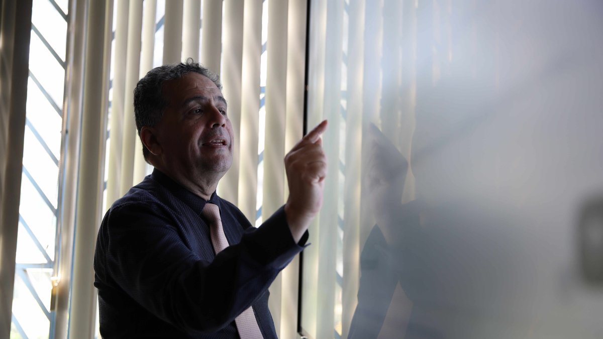 Lima. Carlos Fernández presenta un programa de Inteligencia Artificial.