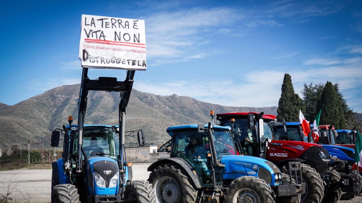 Los agricultores próximos a la salida de la autopista de Orte, en la región central del Lacio, la bloquearon en varios momentos de la jornada.