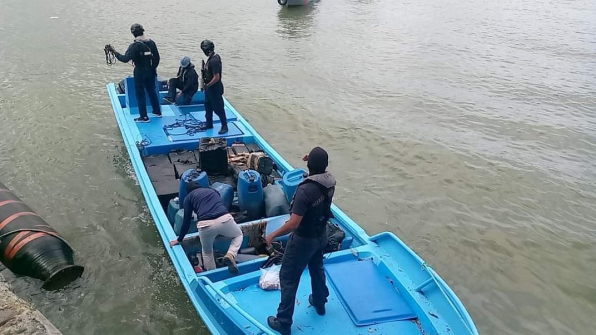 La lancha, utilizada para el tráfico de drogas, transportaba un total de 50 paquetes.