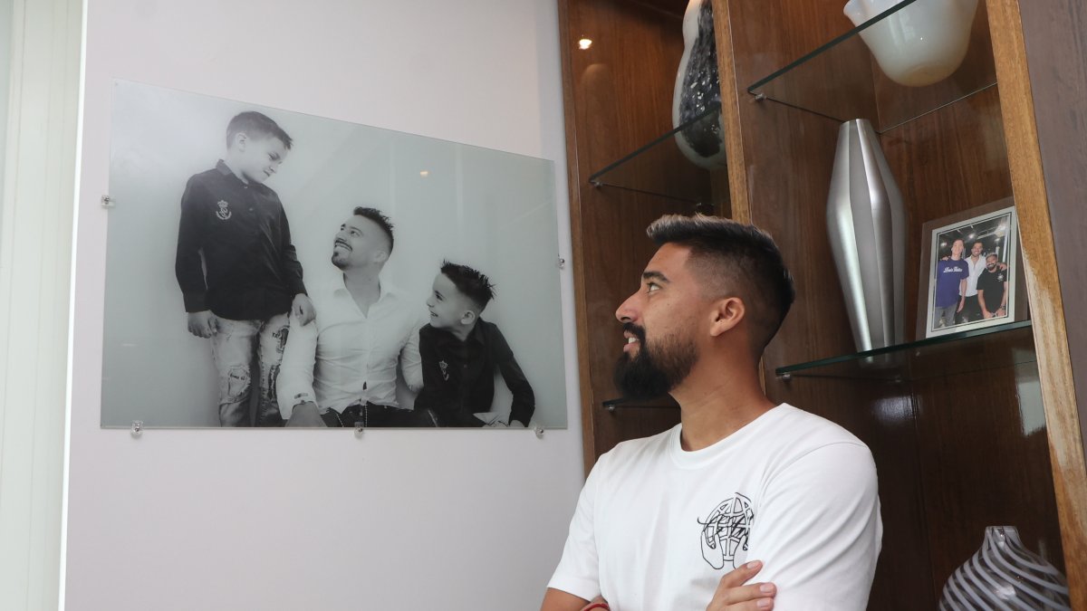 Noboa en su habitación tiene la foto de sus dos hijos, que están en Rusia.