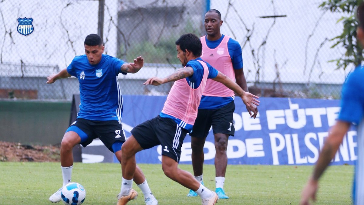 Entrenamiento. Luis León, Marcelo Meli y Jaime Ayoví trabajando en Samanes.