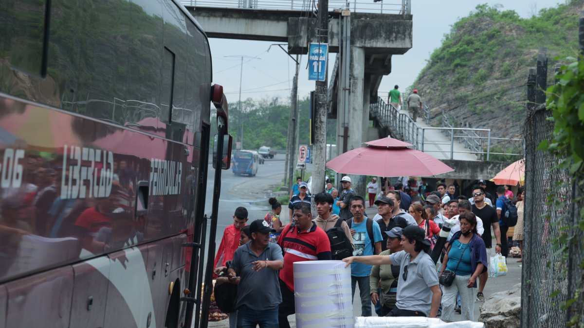 Así es cómo los pasajeros esperan las unidades para dirigirse a los balnearios. El paradero es informal.