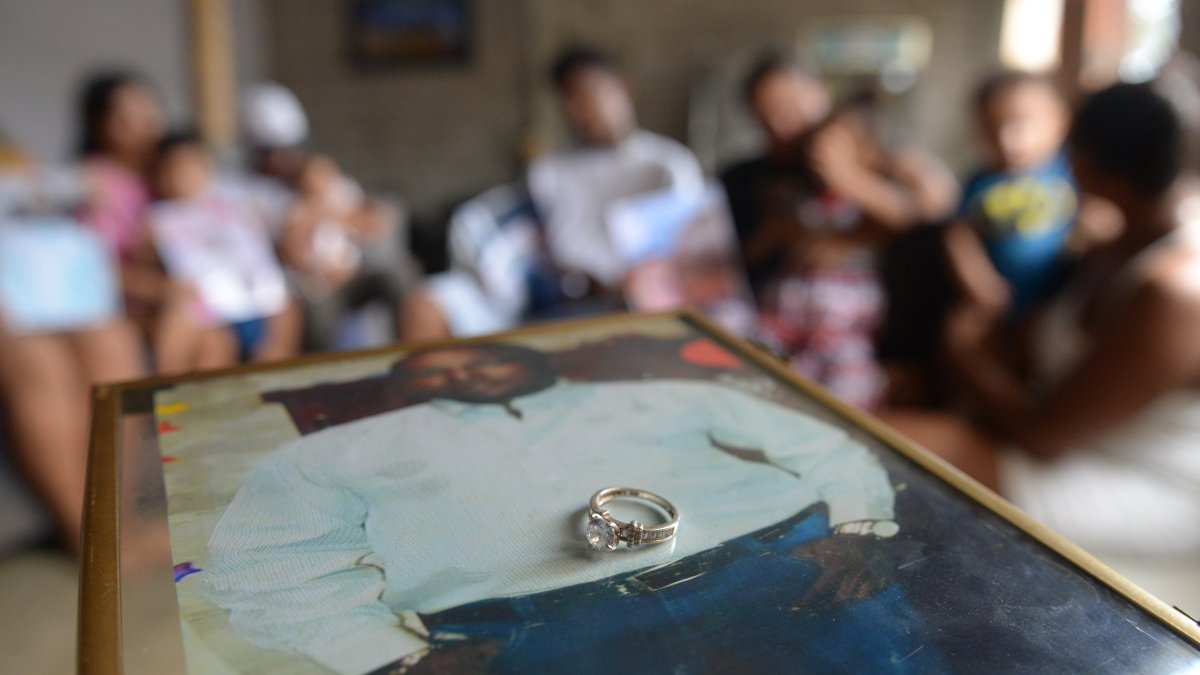 Luto. Los deudos recuerdan a Joppre con un cuadro y su fotografía junto con el anillo de compromiso.