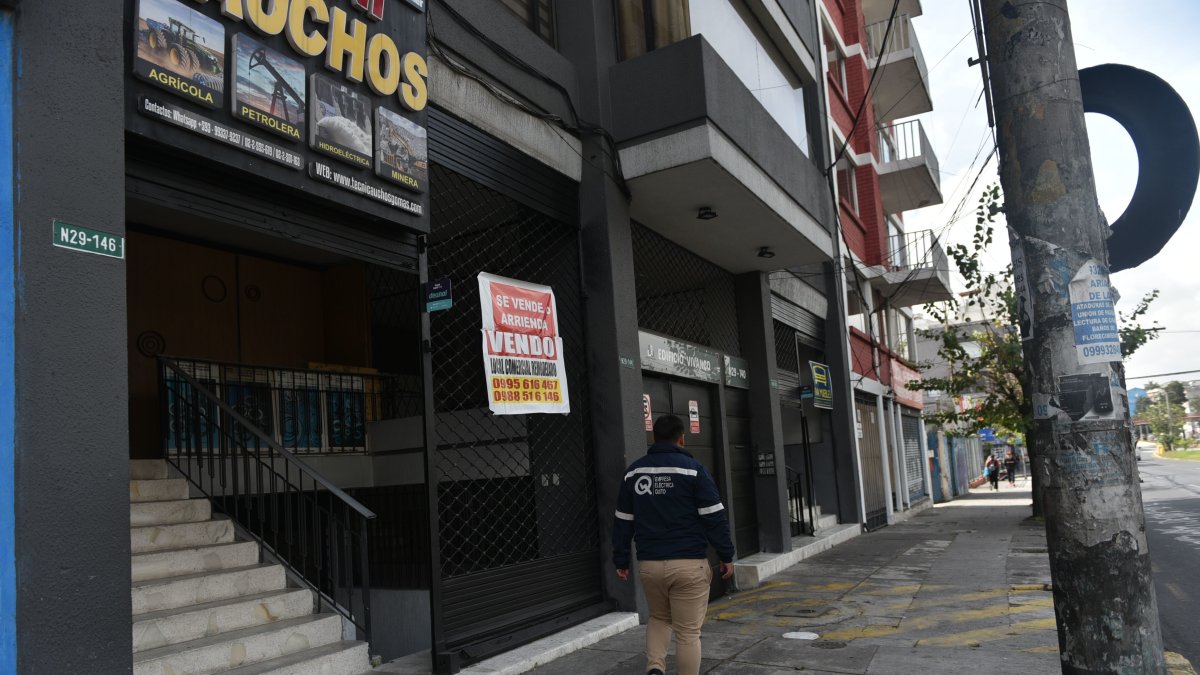 Los letreros de venta de inmuebles se han multiplicado en la ciudad.