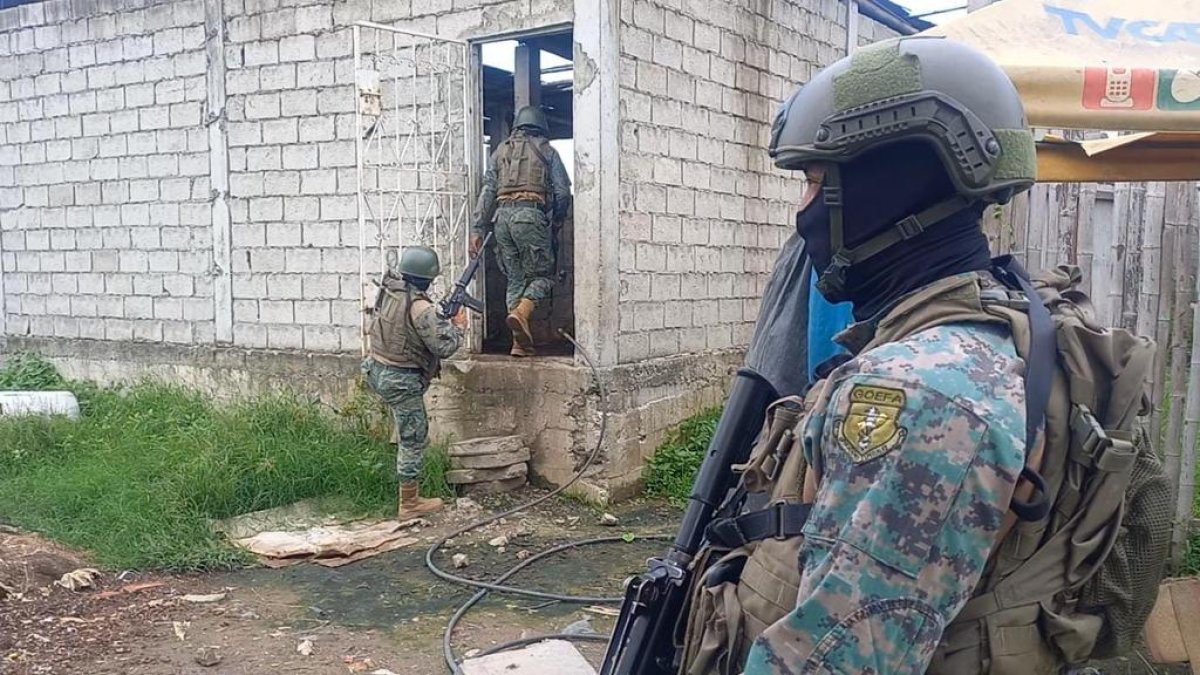 El estado de excepción habilitó a los militares para que puedan ayudar a la Policía Nacional en los controles.