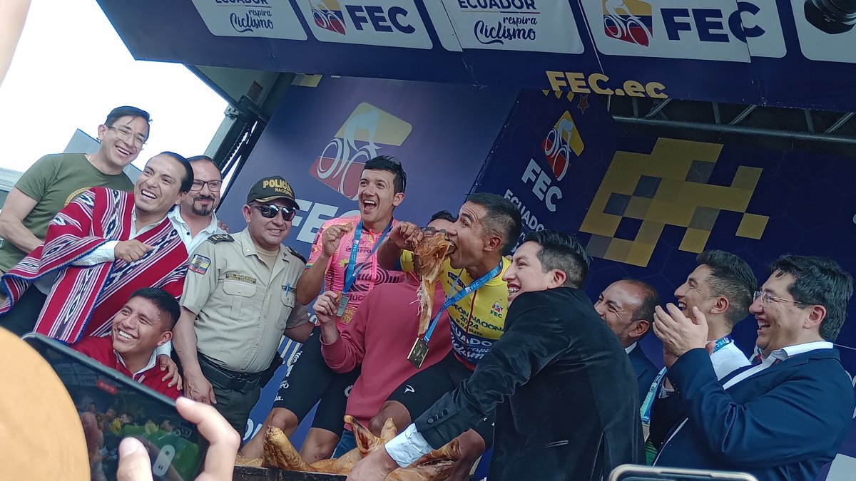 Muy a pesar de lo que se pueda pensar, Narváez festejó el título de campeón en el podio comiendo hornado junto a Richard Carapaz y Jefferson Cepeda.