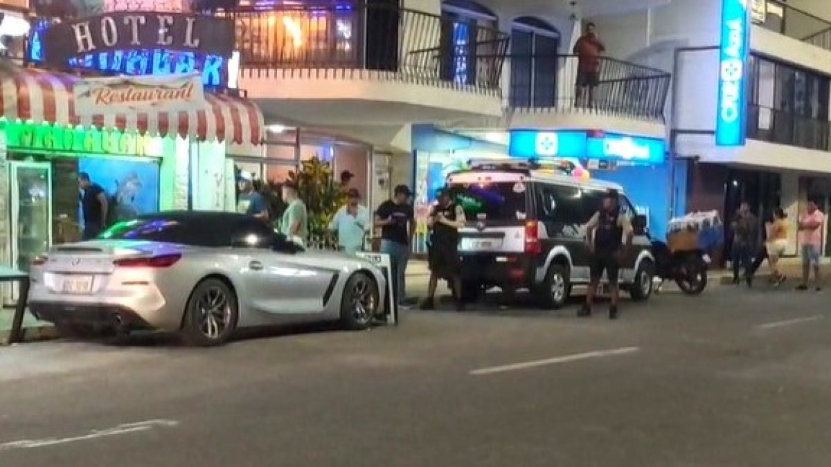 En el malecón de Salinas, los policías buscan a los atacantes. El lugar se mantenía resguardado además por militares.