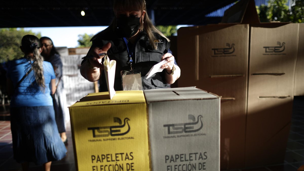 Una electora vota en el complejo educativo 