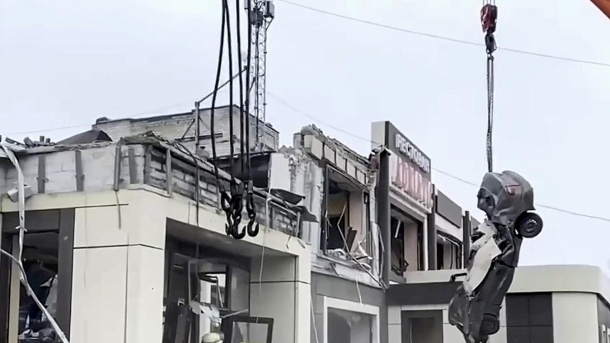 Las labores de rescate en el inmueble afectado en Lugansk.