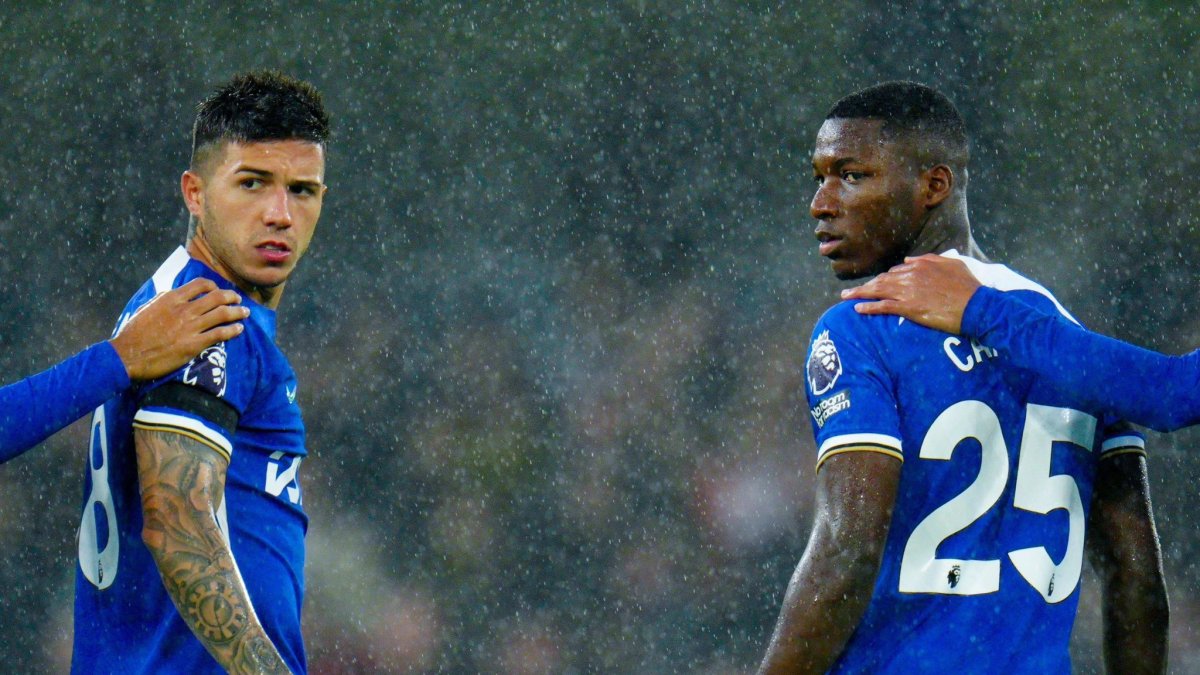 Moisés Caicedo (d) asistió en el primer gol, sin embargo Chelsea fue goleado