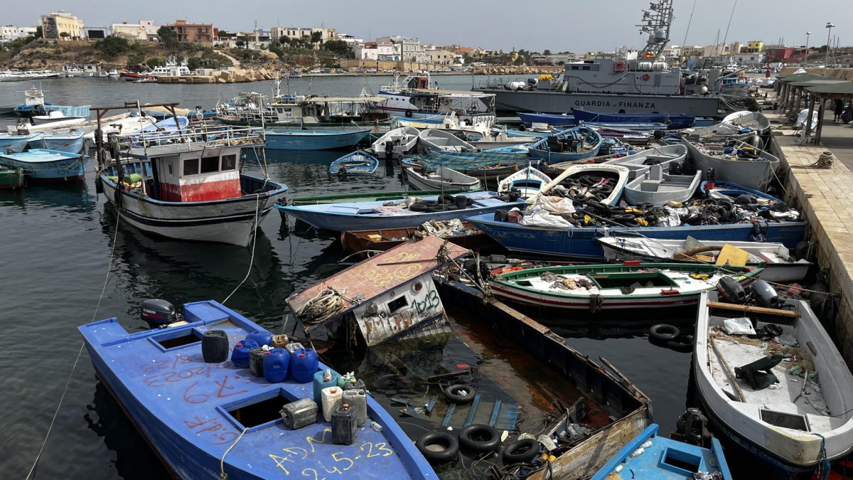 En pateras arriban decenas de migrantes que salen desde África hacia países europeos.