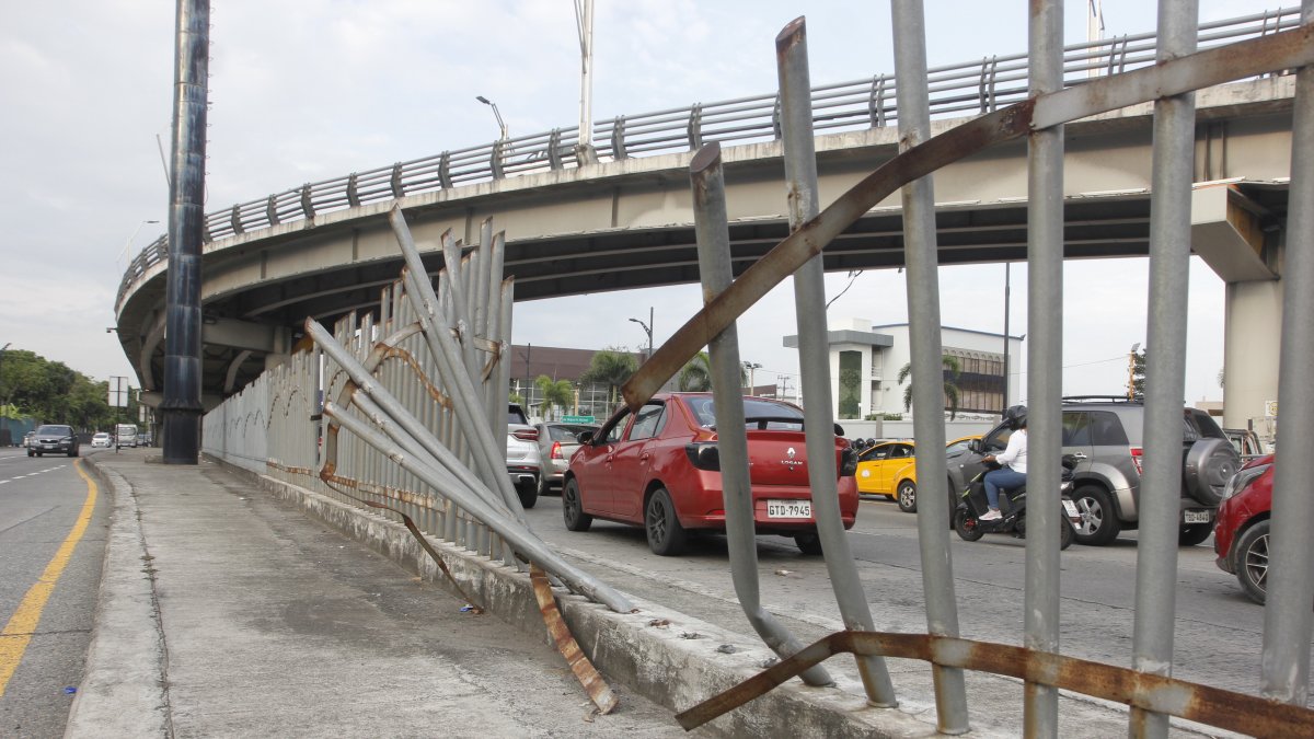 Hecho. Los conductores reclaman que las personas cruzan constantemente.  