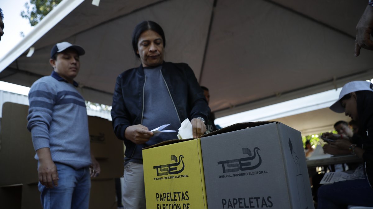Un elector deposita su voto hoy, en un centro de votación en el Teatro de Cámara en San Salvador (El Salvador).