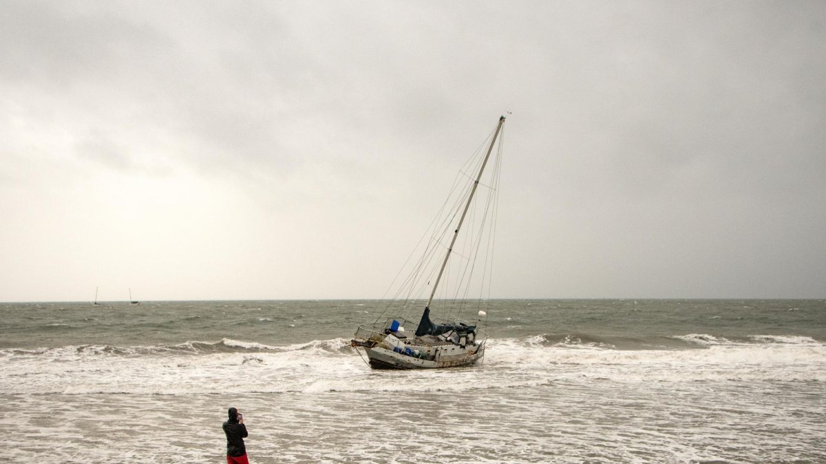 Un barco llega a la costa en un río en Santa Bárbara, California.