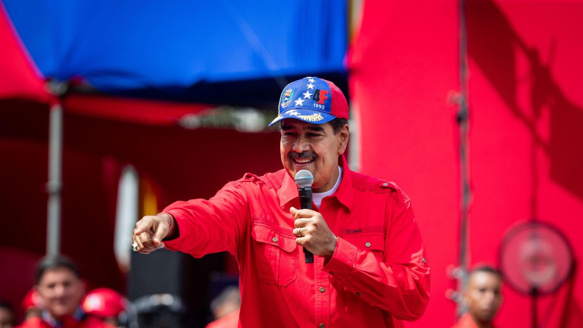 El presidente de Venezuela, Nicolás Maduro, ofrece un discurso tras la marcha oficialista en Caracas.