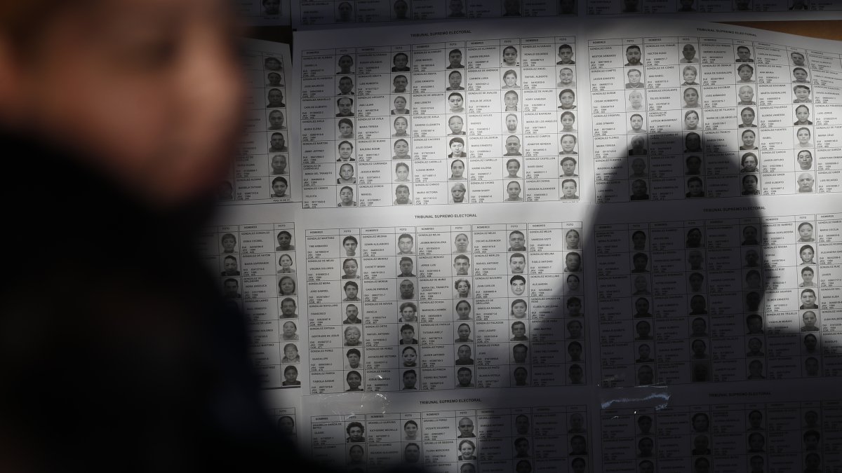 Fotografía de una lista de candidatos a las elecciones legislativas hoy, en el complejo educativo 