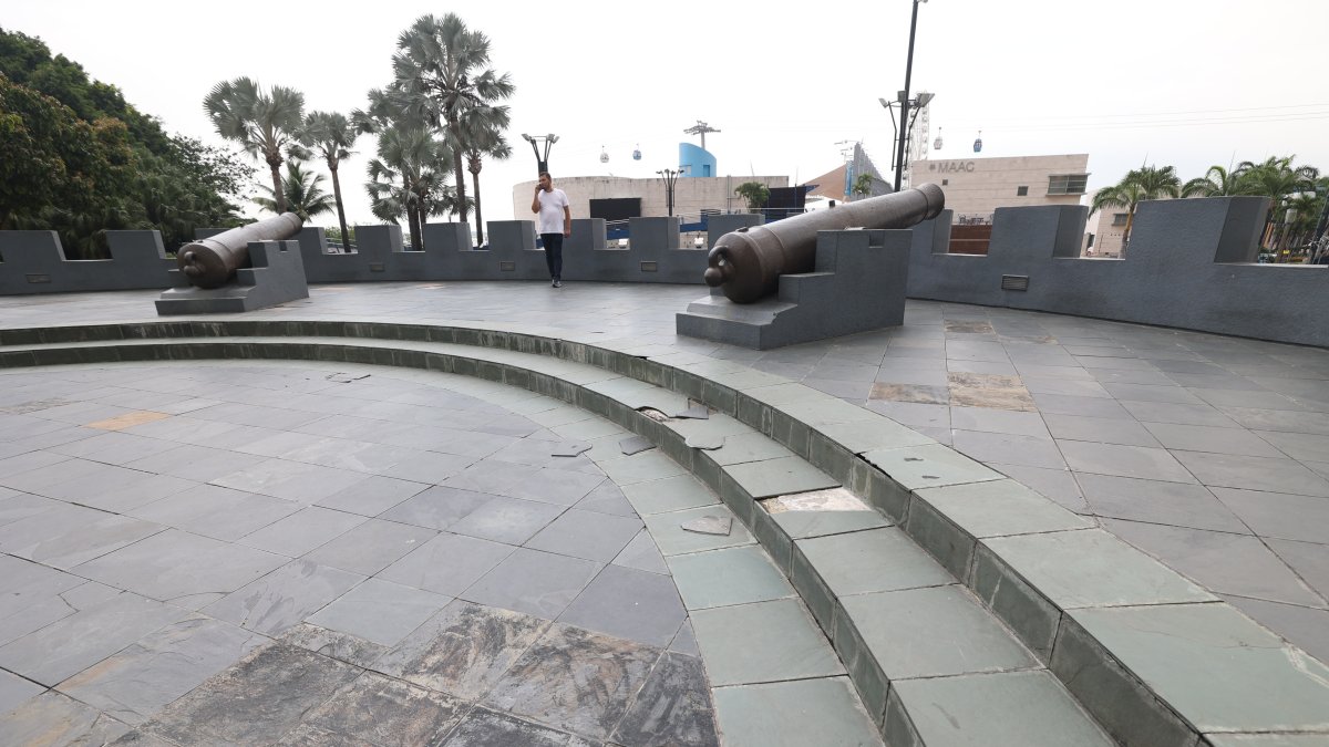 Realidad. Algunas cerámicas se han desprendido al ingresar a la calle Numa Pompilio Llona, en Las Peñas.