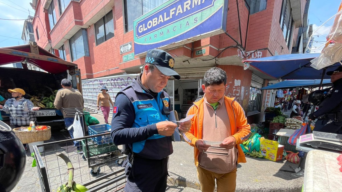 Agentes de control socializan con los vendedores sobre el uso del espacio público para que se regularicen.