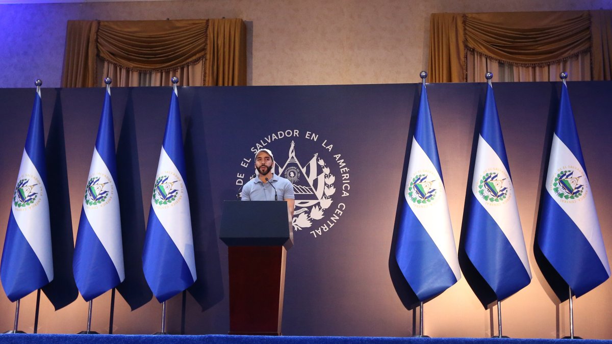 El presidente salvadoreño, Nayib Bukele, habla durante una conferencia de prensa, hoy en un hotel capitalino en San Salvador (El Salvador).