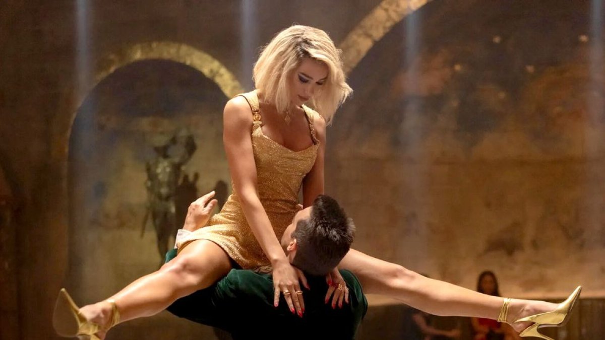 Henry Cavill y Dua Lipa en el filme Argylle