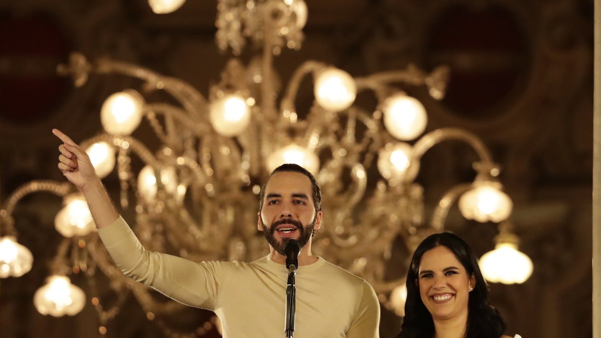El actual presidente y ganador de la reelección, Nayib Bukele, habla desde el Palacio Nacional junto a su esposa Gabriela Rodríguez de Bukele