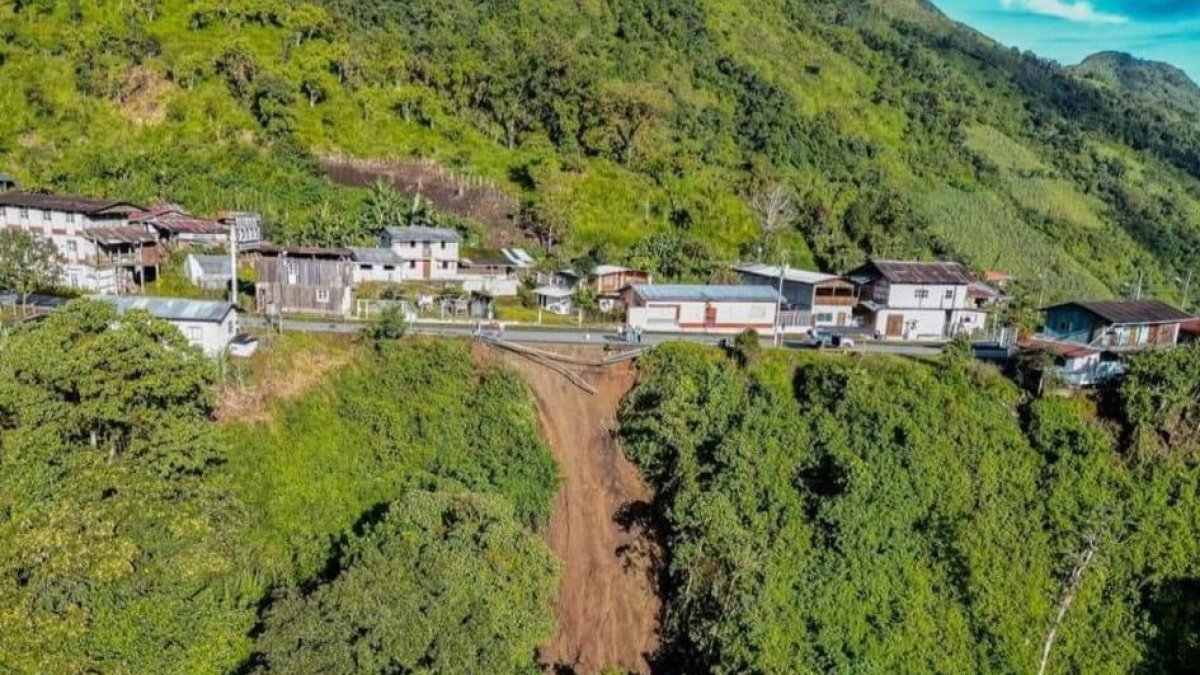 Tres deslizamientos de tierra se registran en la vía Latacunga- La Maná.