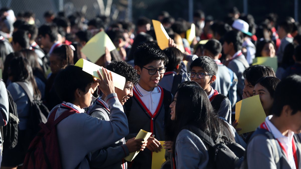 Las autoridades monitorean el desarrollo de las actividades educativas.