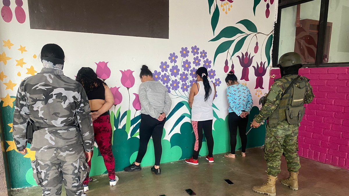 En el pabellón de mínima seguridad de la cárcel de Turi se incautaron 12 armas blancas.