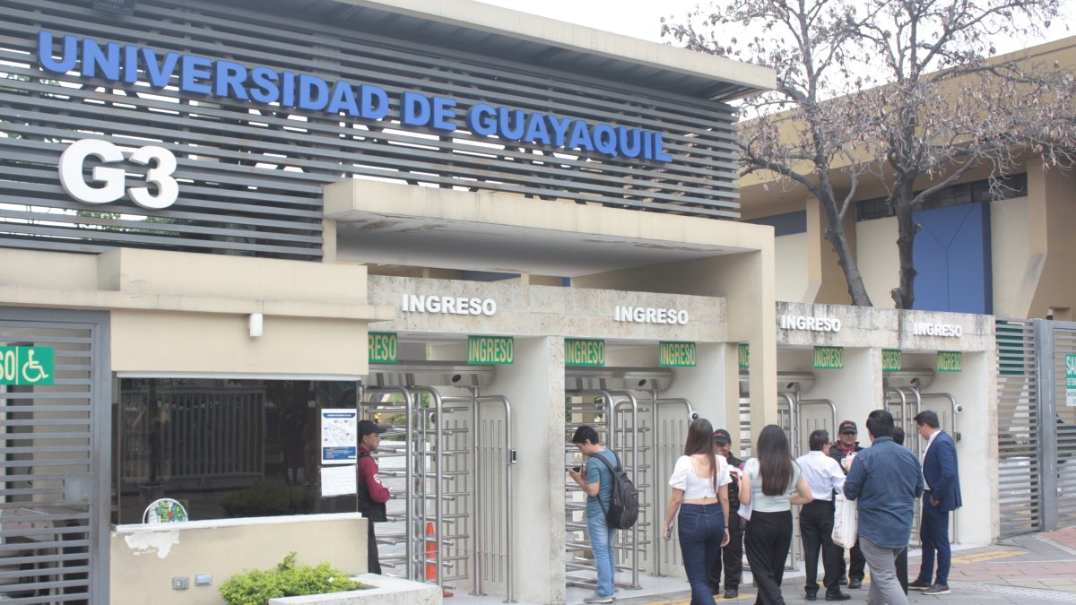 La Universidad de Guayaquil es la más grande del Ecuador y cuenta con seis extensiones a nivel nacional.