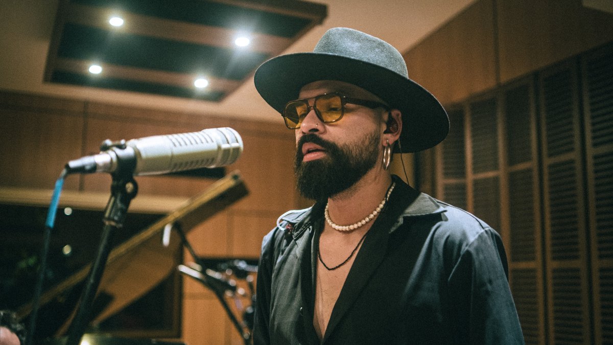 Eduardo Olarte mejor conocido en redes sociales como Lalo Yaha en un estudio de música