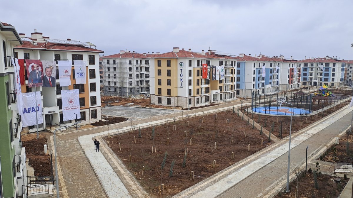 Junto a tres inmensos campos de desplazados por el terremoto de hace un año en del sur de Turquía, se levanta la nueva ciudad de Orenli (Adiyaman).