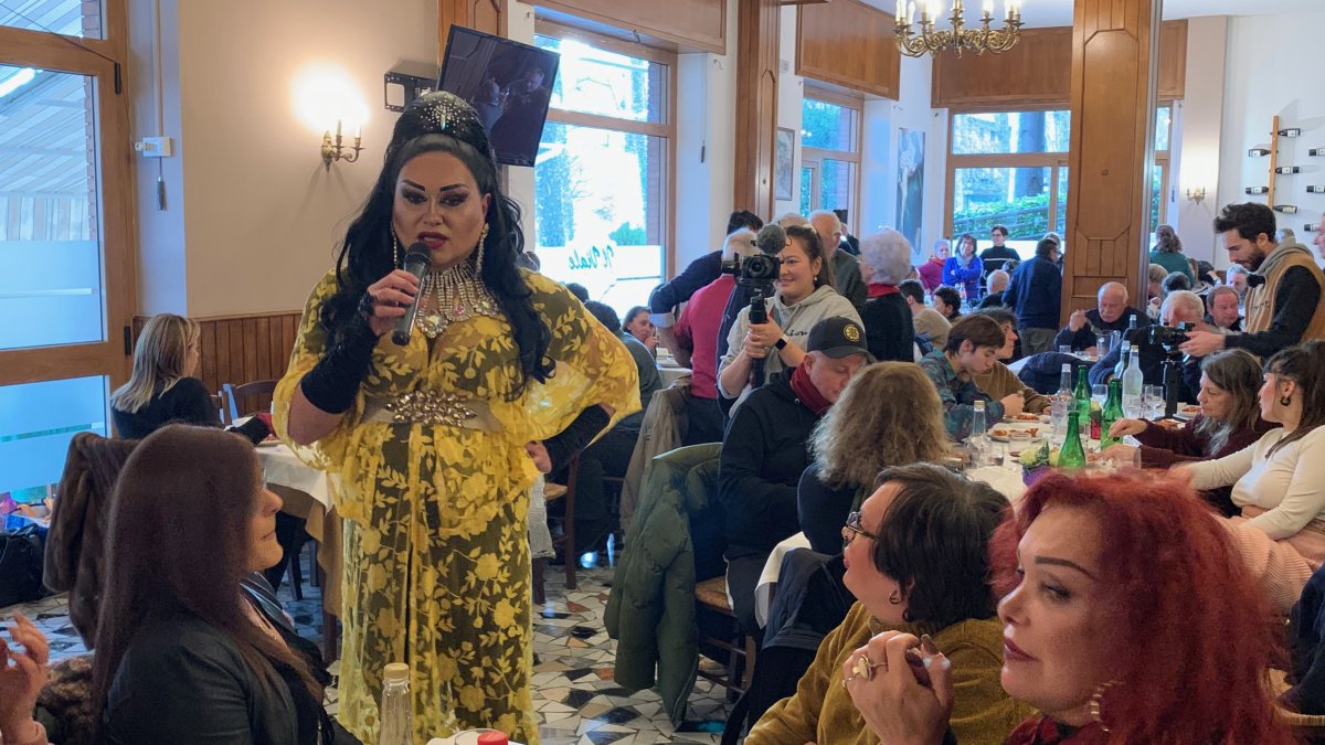 Una 'Drag Queen' protagoniza una tómbola en la comida por el día de la romería de Montevergine