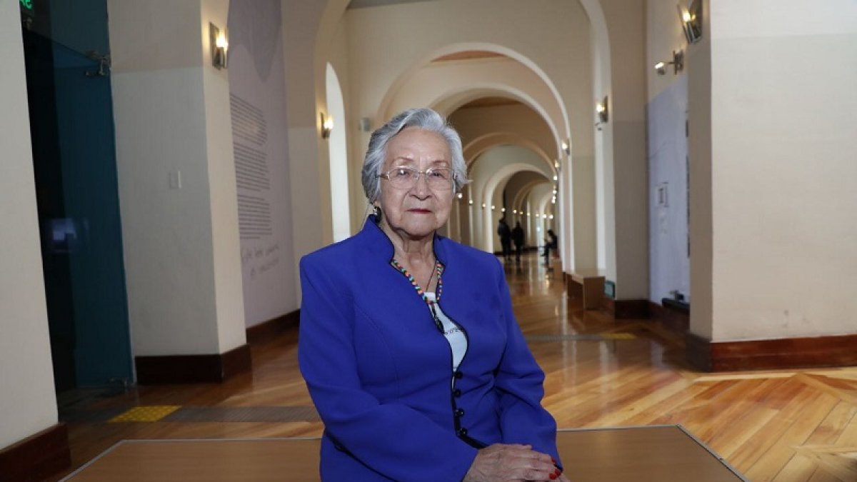 La ganadora. María Hurtado Cevallos recibió el Premio Manuela Espejo en 2023.