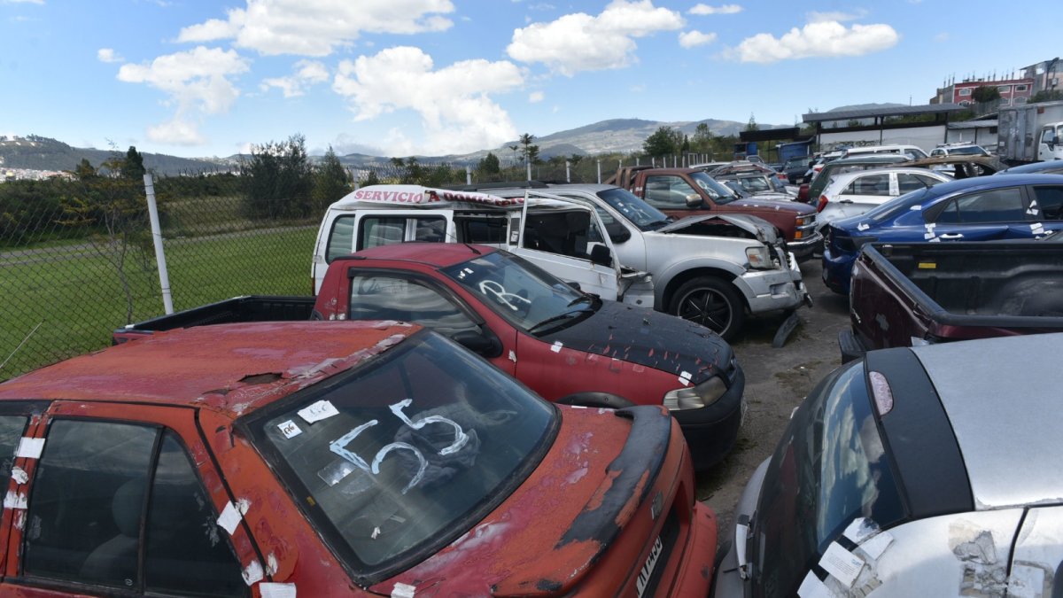 Saturación. Los funcionarios de la AMT han tenido que juntar los vehículos para poder ingresar más. Algunos carros llevan más de 10 años abandonados.