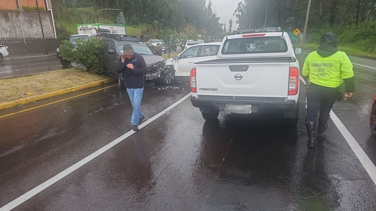 Las fuertes lluvias ocasionaron la colisión entre los dos vehículos